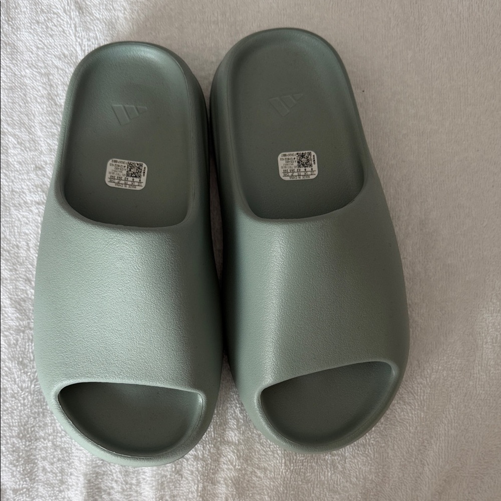 adidas Yeezy Slide
Salt